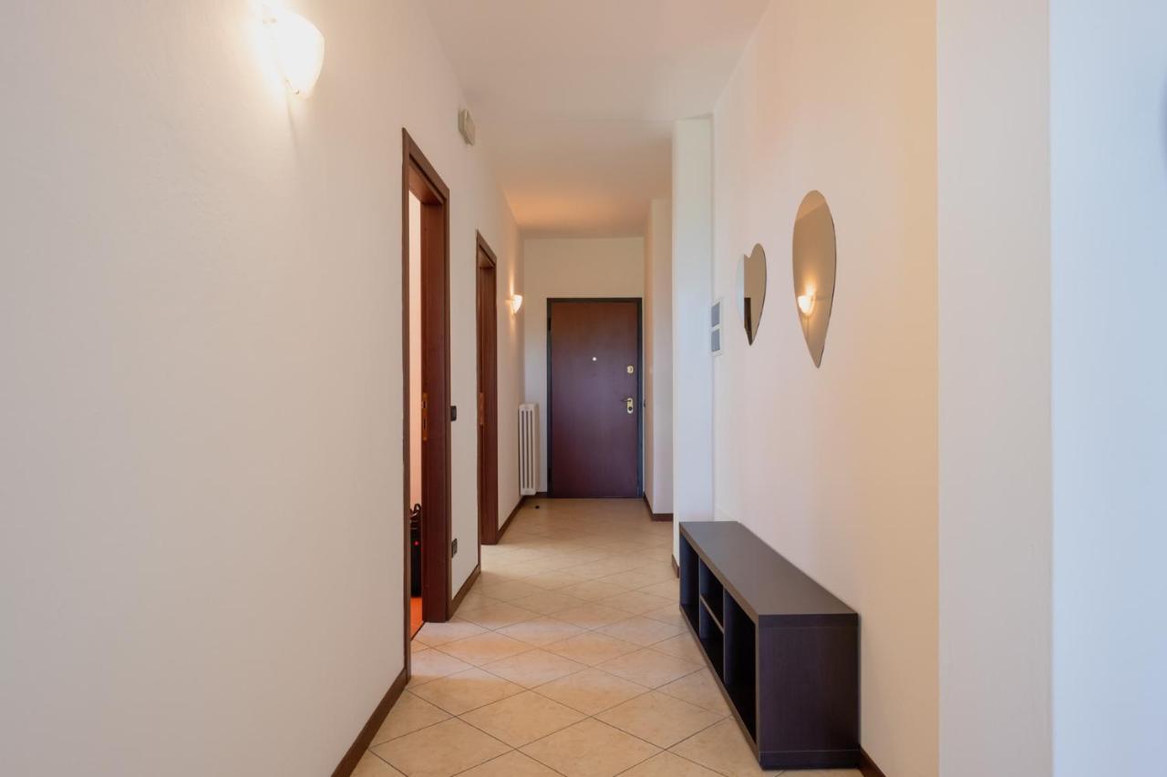 By The Lake Apartments - Centro Storico เดเซนซาโนเดลการ์ดา ภายนอก รูปภาพ